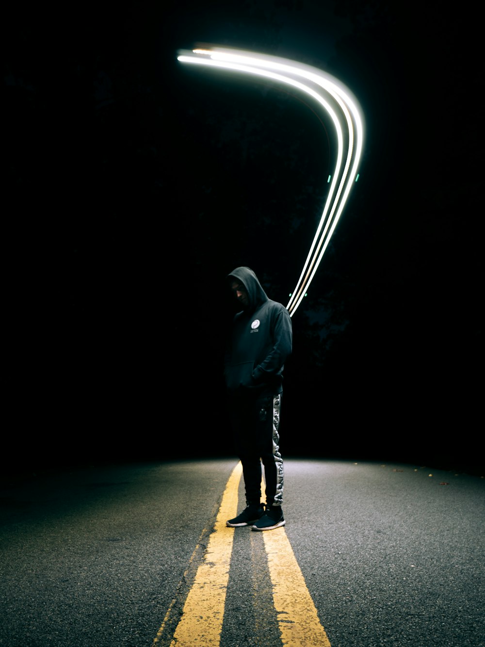 터널에 서 있는 검은 재킷을 입은 남자