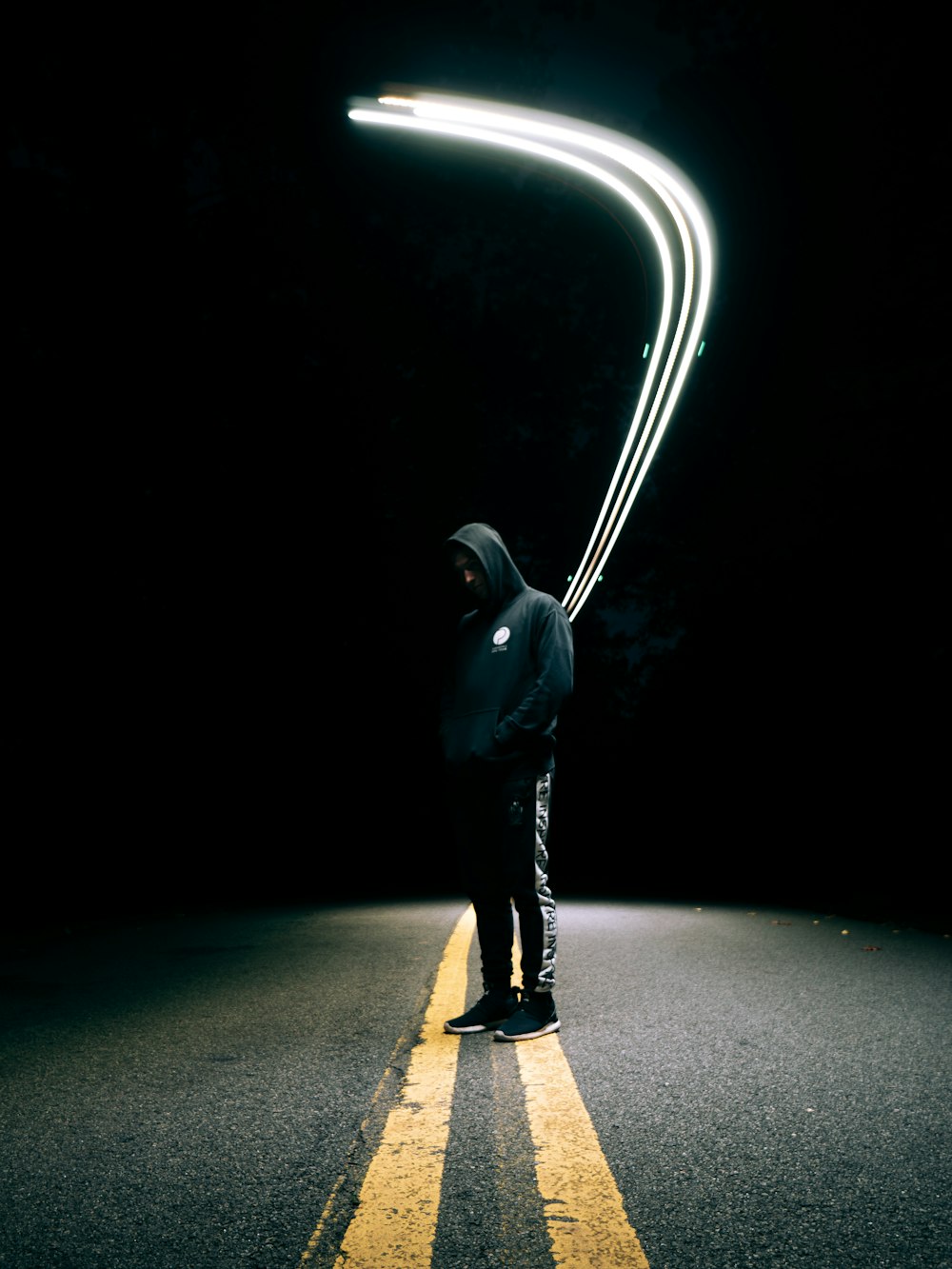 uomo in giacca nera in piedi sul tunnel