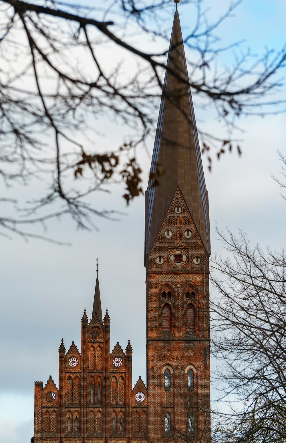 Braun-schwarzes Betongebäude