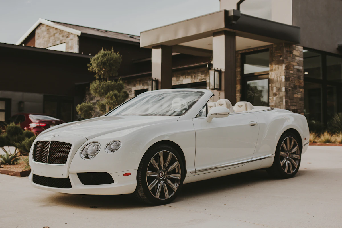 Bentley Continental GTC bianca scoperta