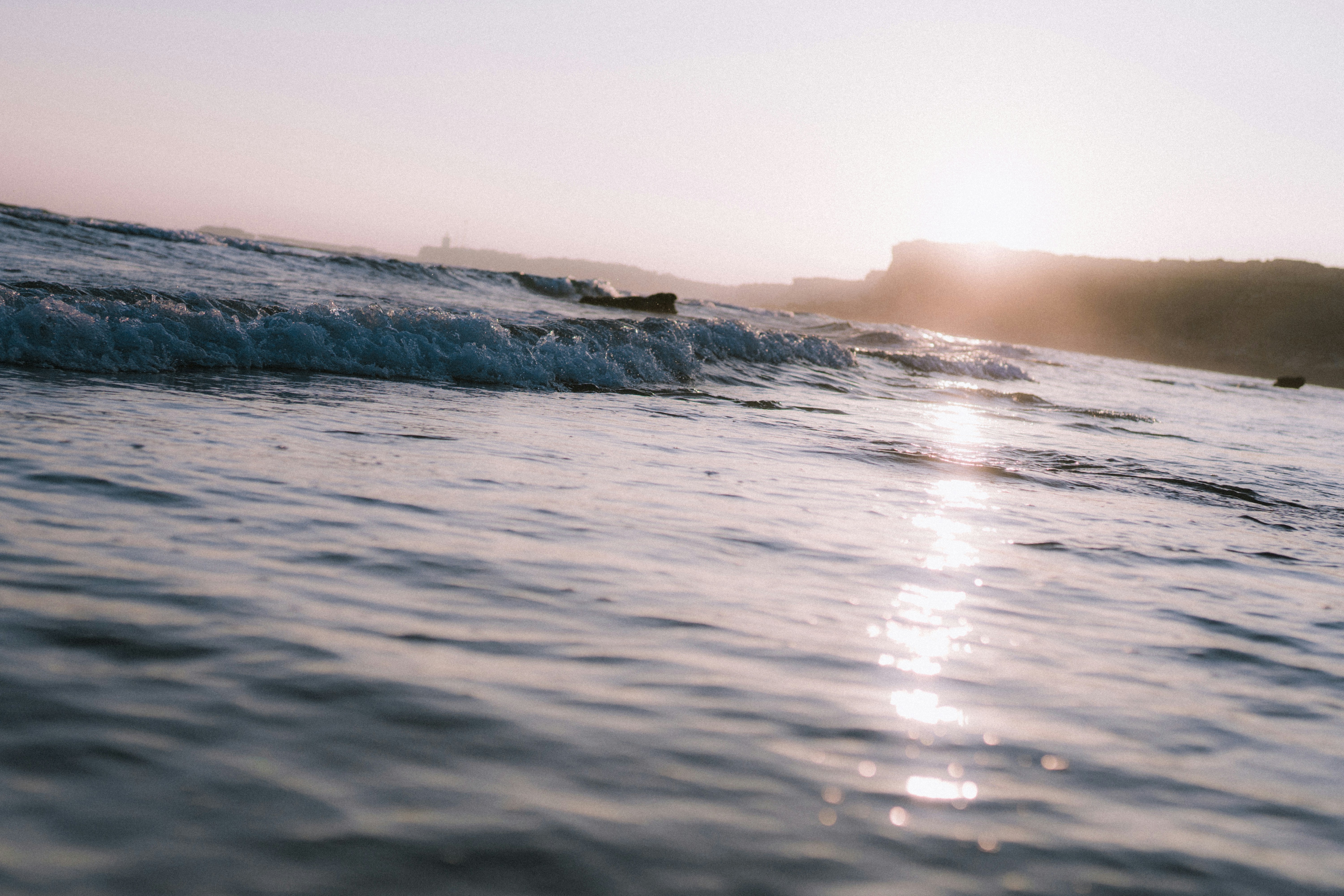 ocean waves crashing on shore during daytime