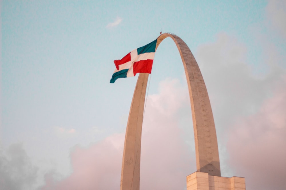 Drapeau rouge, blanc et bleu au sommet d’un bâtiment en béton blanc