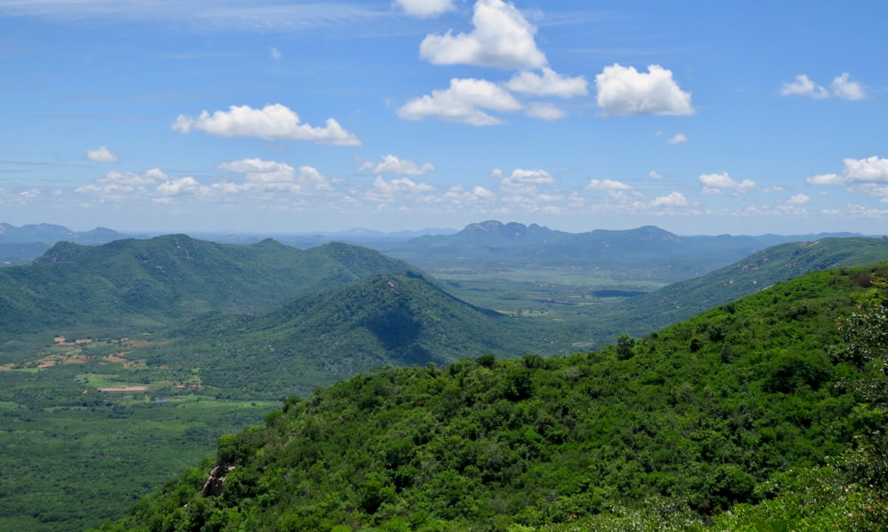 Grüne Berge unter blauem Himmel tagsüber