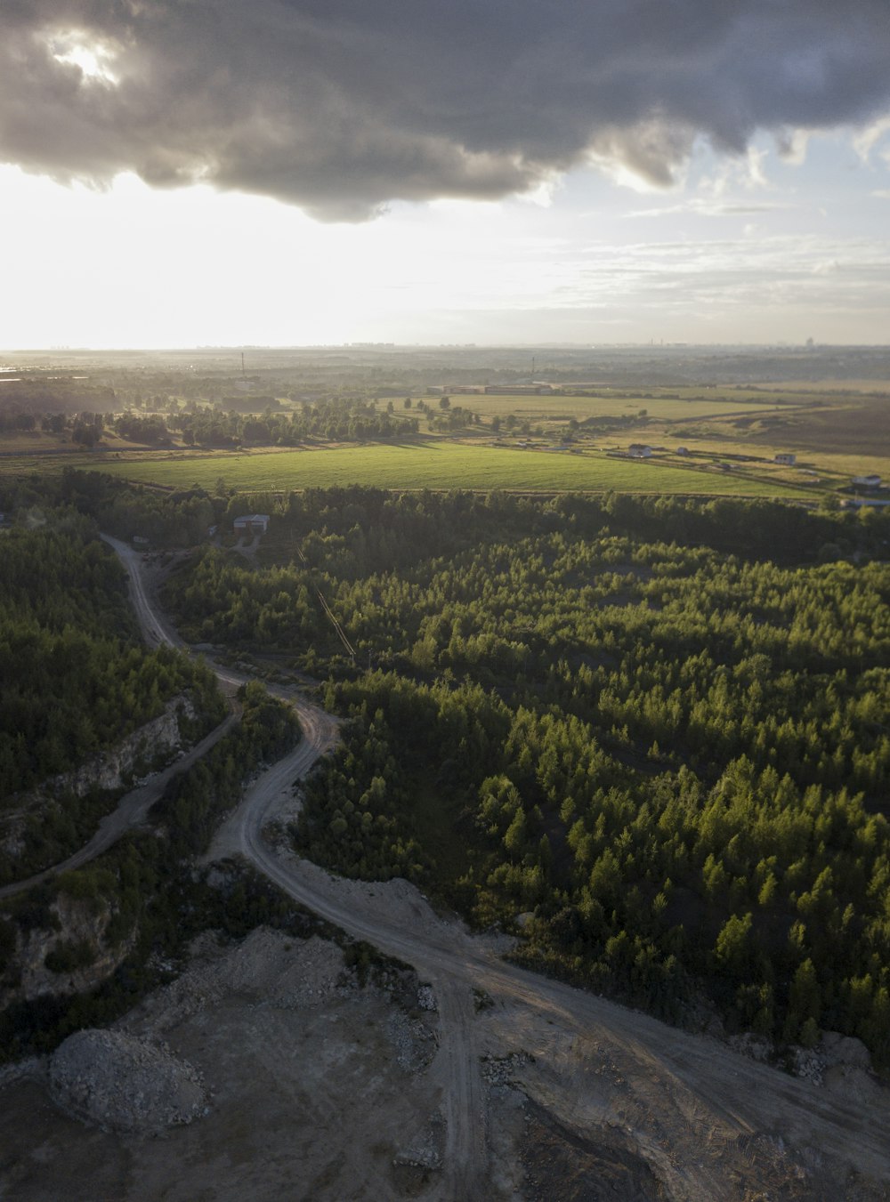 Grüne Rasenwiese unter bewölktem Himmel tagsüber