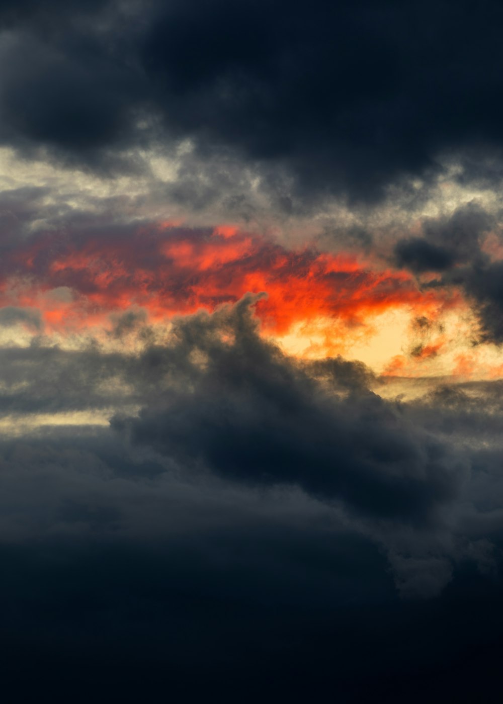 Nubes naranjas y negras durante la puesta de sol