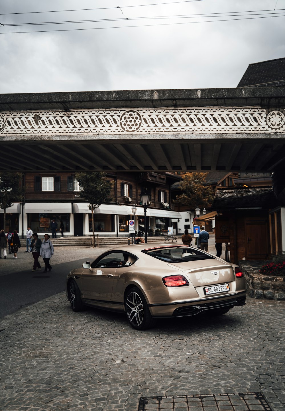 Mercedes Benz coupé blanche garée près d’un immeuble pendant la journée