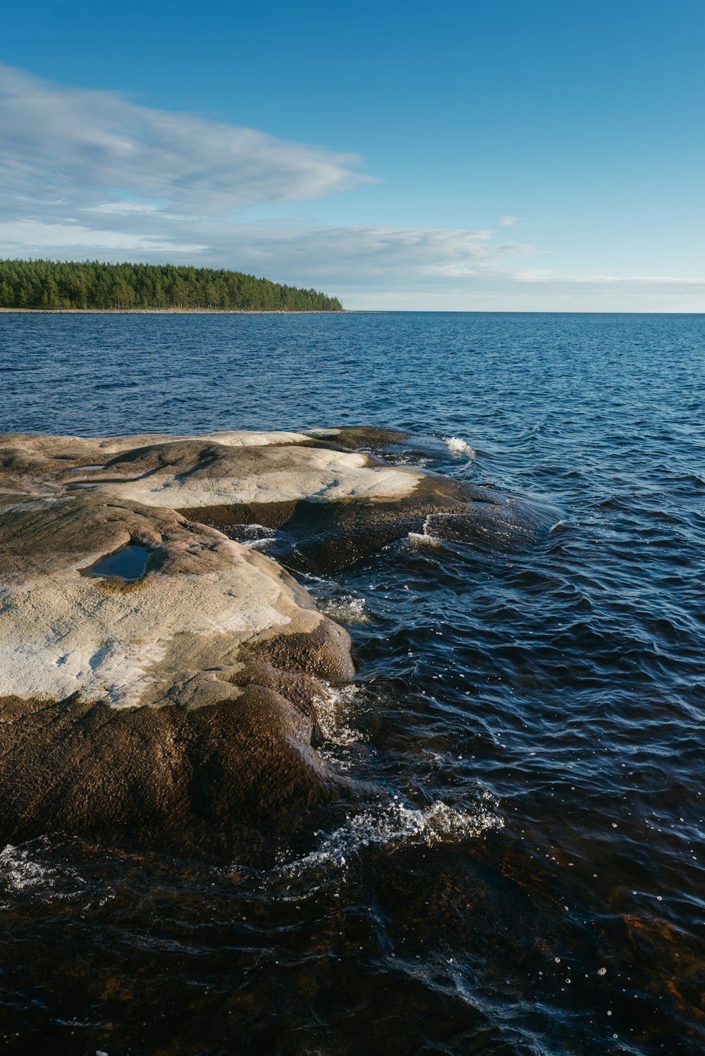 Formación de rocas marrones en el mar durante el día