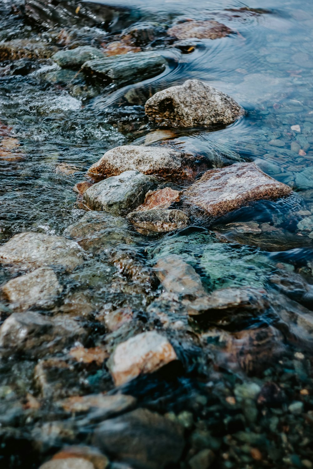 roche brune et grise sur l’eau