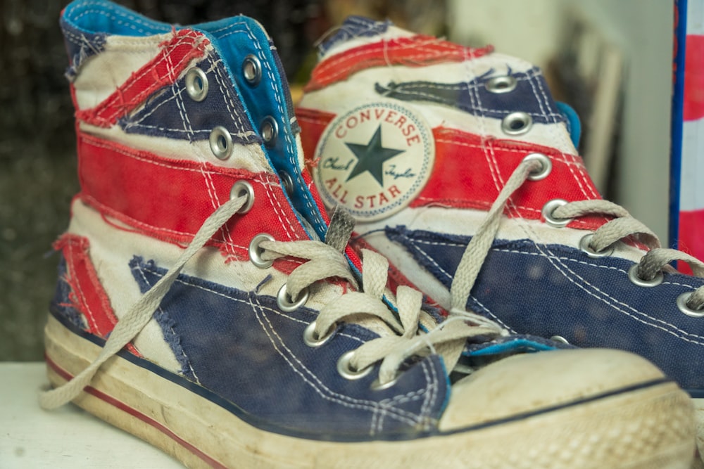 Foto zapatillas altas azules converse all star – Imagen Zapato gratis en  Unsplash