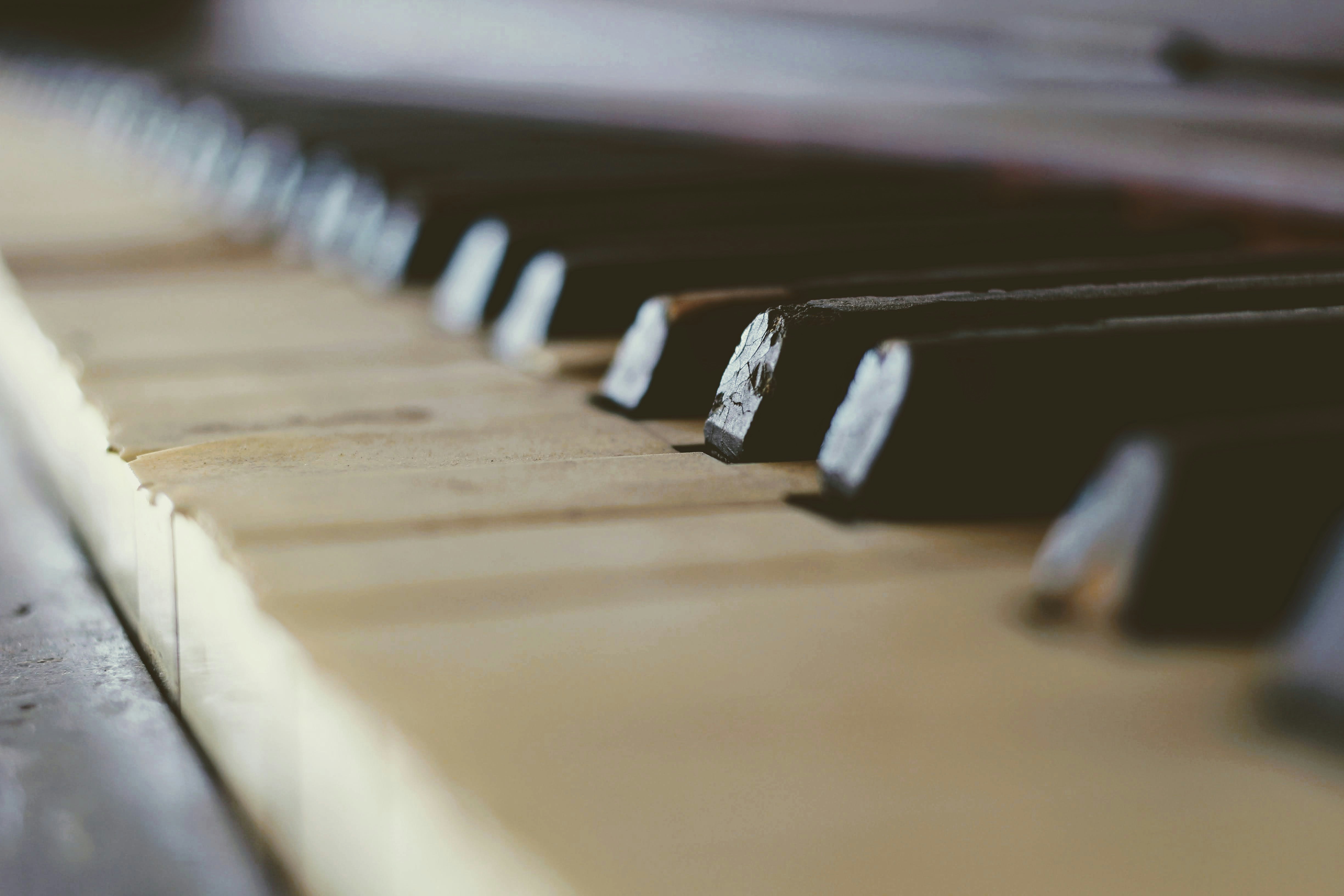 茶色と白のピアノの鍵盤の写真 Unsplashで見つけるピアノの無料写真