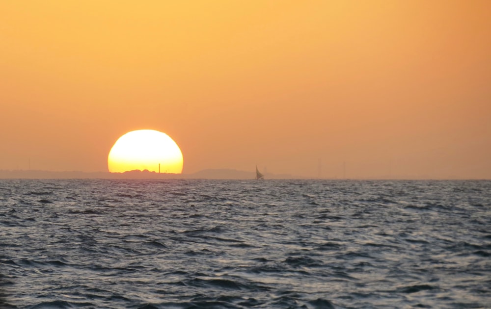 bateau sur la mer au coucher du soleil