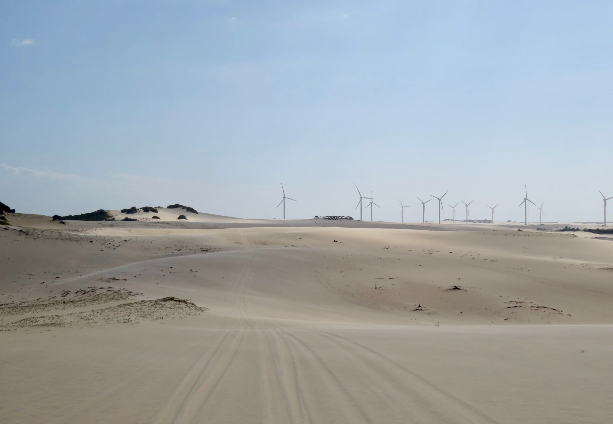 Turbinas eólicas sobre dunas em Canoa Quebrada, Aracati, Ceará