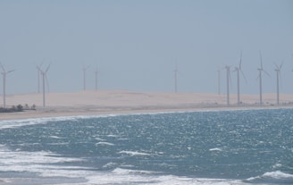 Canoa Quebrada com o Parque Eólico de Aracati ao fundo