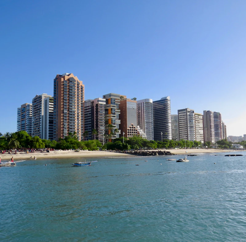 De R$ 3.500 a R$ 10.900/mês conforme bairro e porte: Meireles, Praia de Iracema e Aldeota comparados, diárias médias por região e o efeito dos 300 dias de sol na temporada estendida cearense.