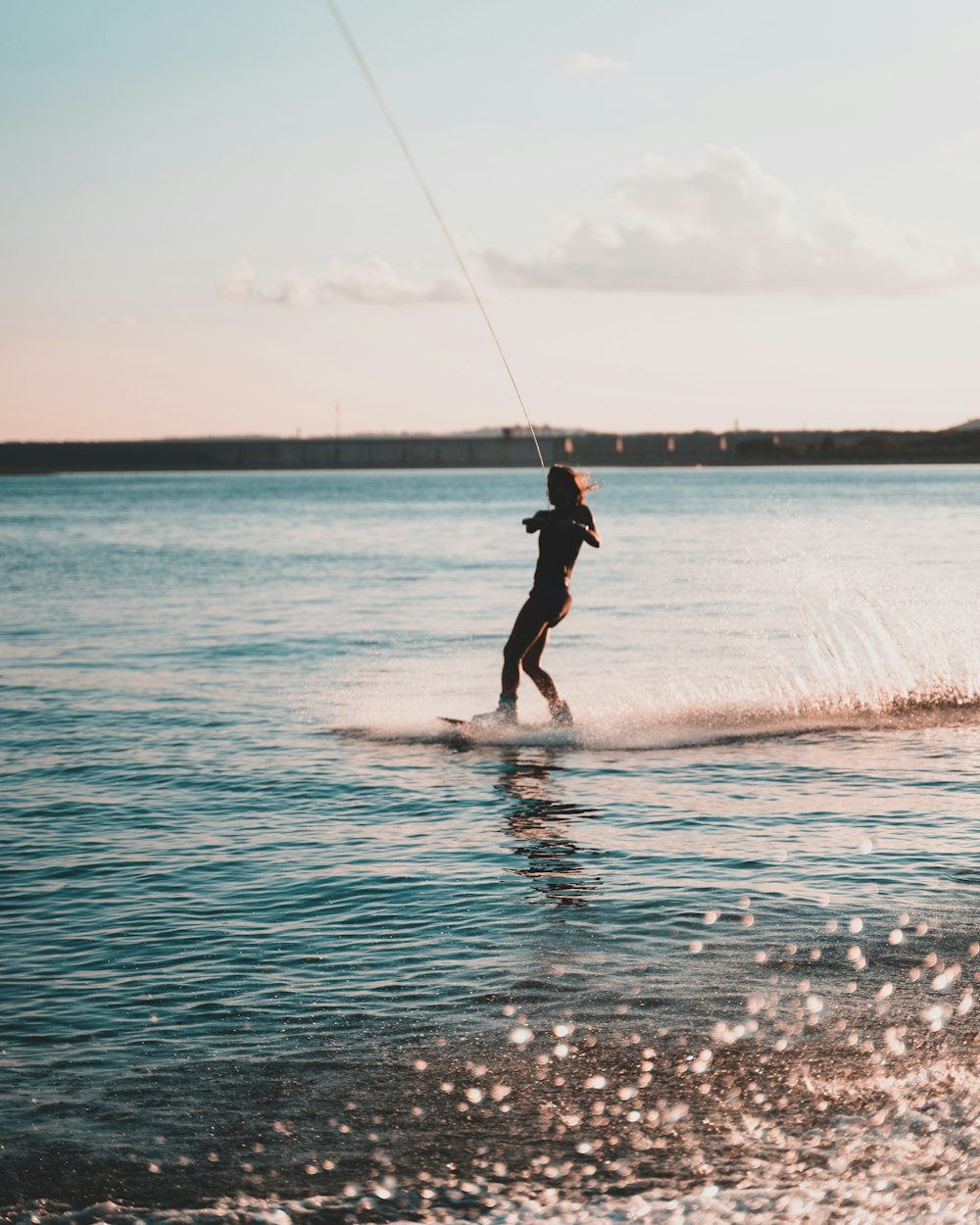 Mann im schwarzen Neoprenanzug Surfen auf Meereswellen tagsüber