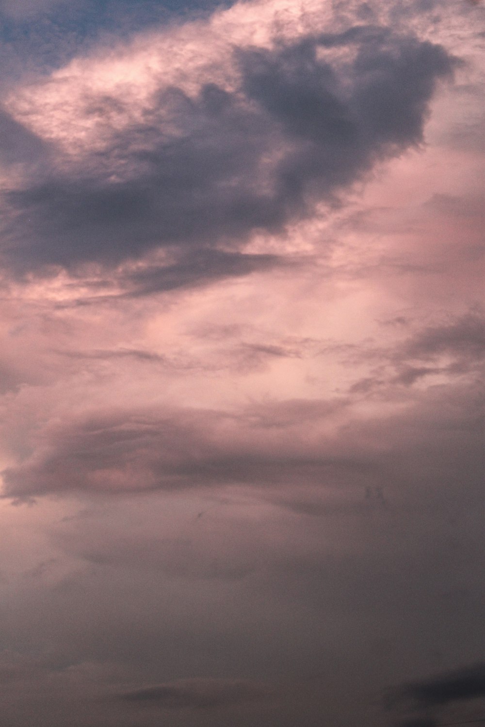 昼間の白い雲と青い空