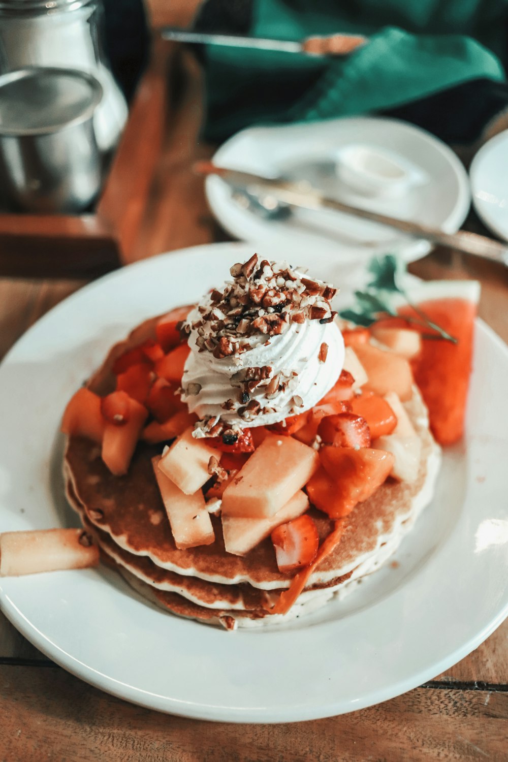 Erdbeerscheiben auf brauner Waffel auf weißem Keramikteller