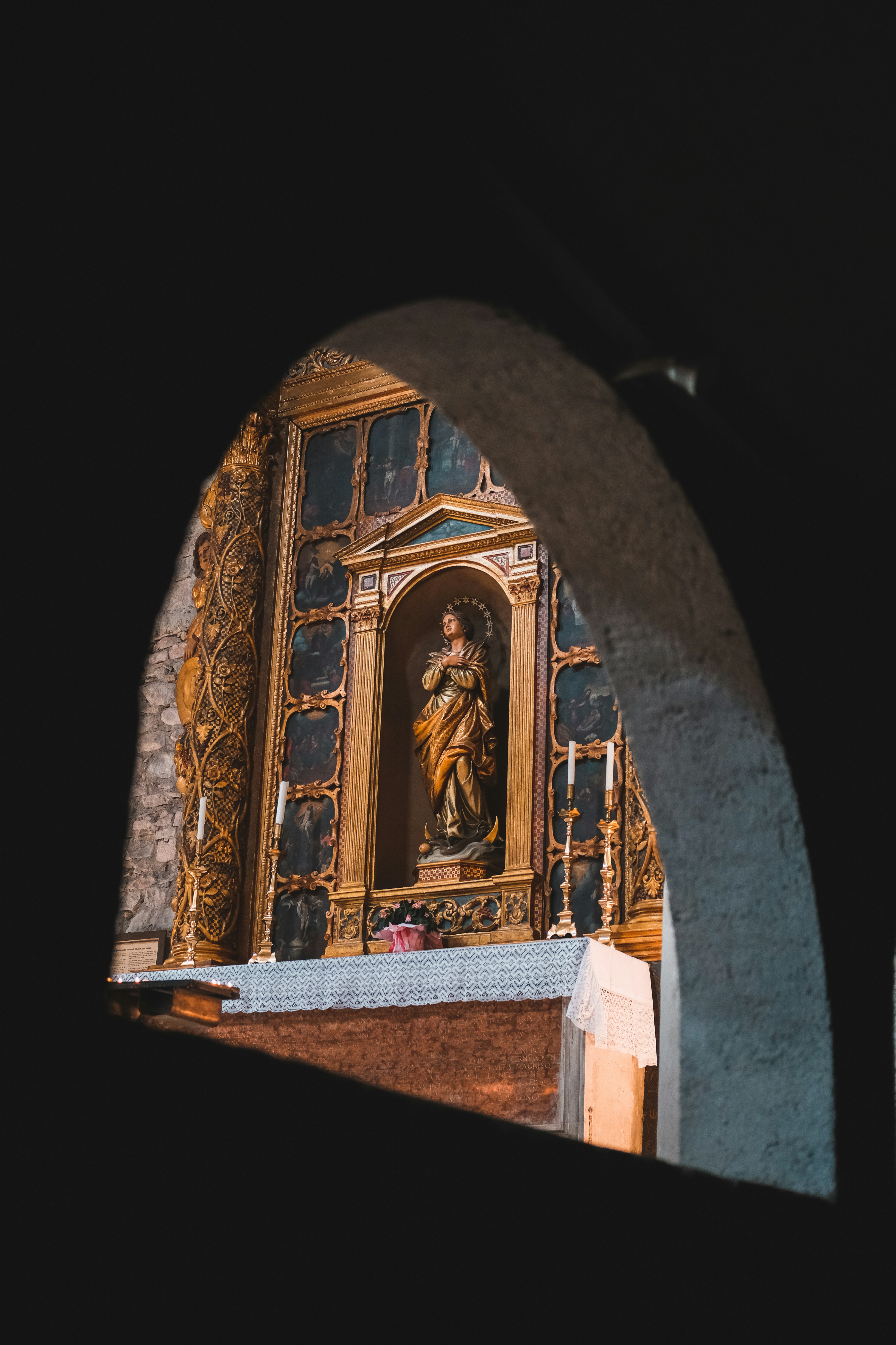 edificio in cemento marrone e bianco
