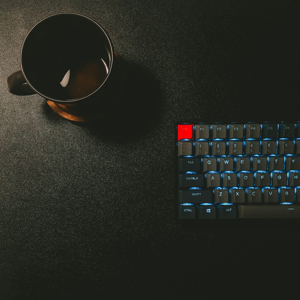 Tasse en céramique noire et blanche sur table noire