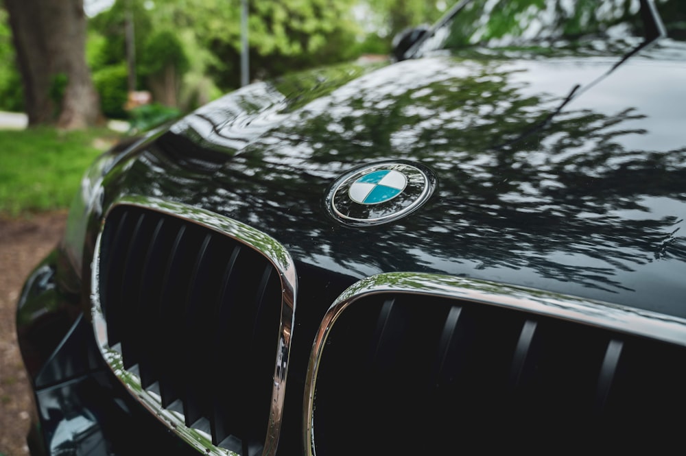 schwarz-silbernes BMW Auto