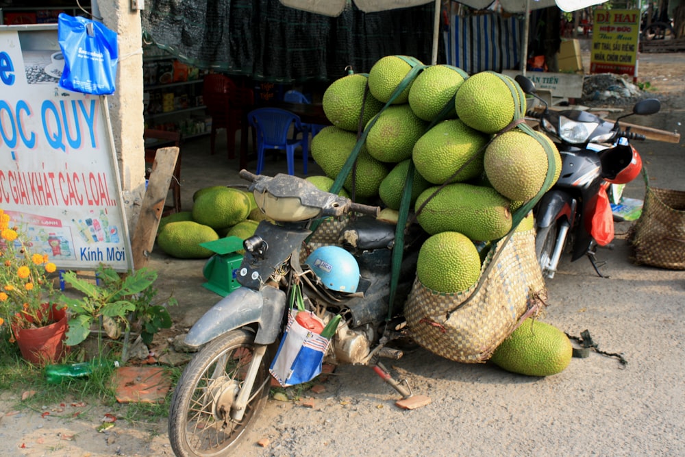 Frutas verdes en motocicleta roja y negra