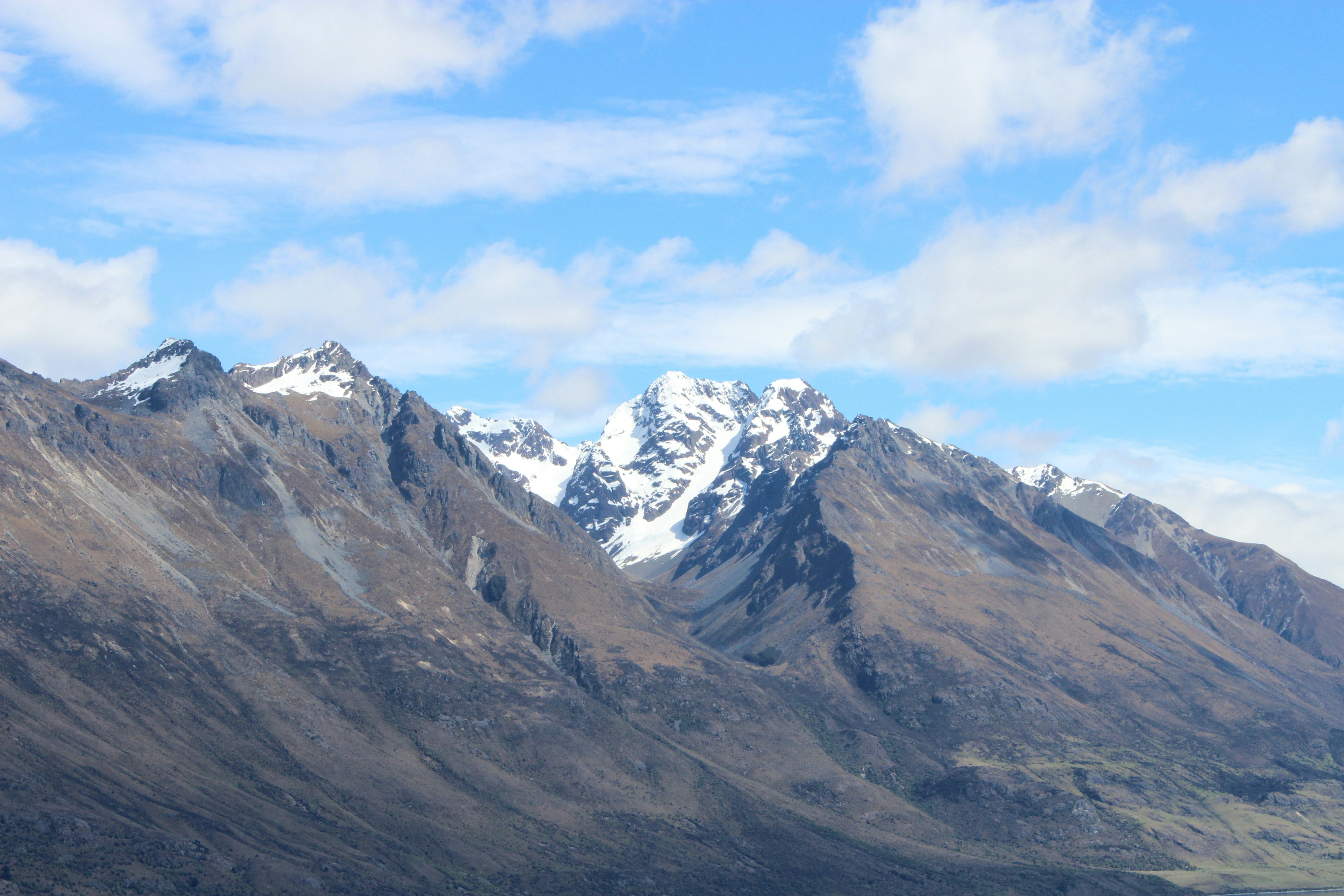 Schneebedeckter Berg unter blauem Himmel tagsüber
