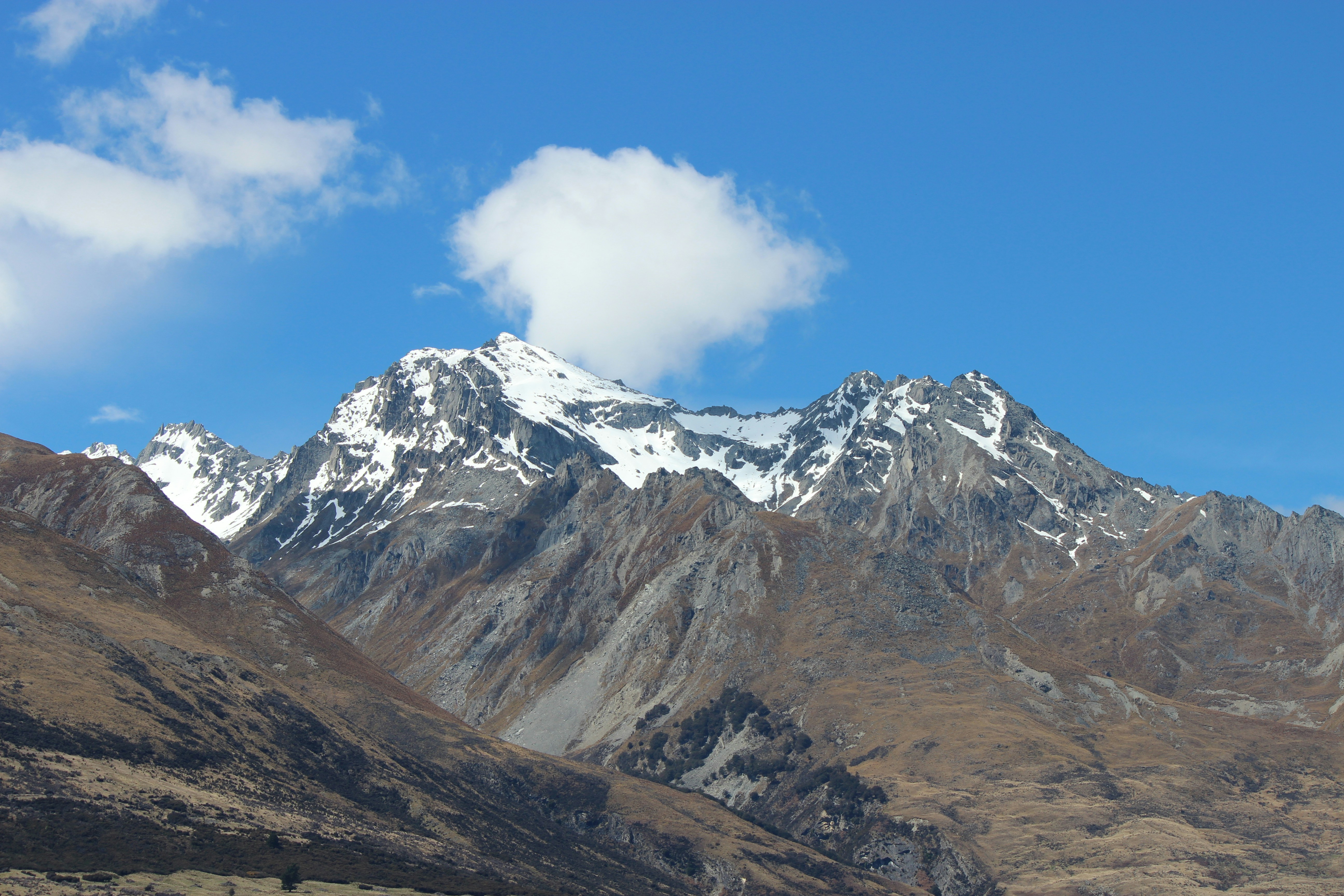 Schneebedeckter Berg unter blauem Himmel tagsüber