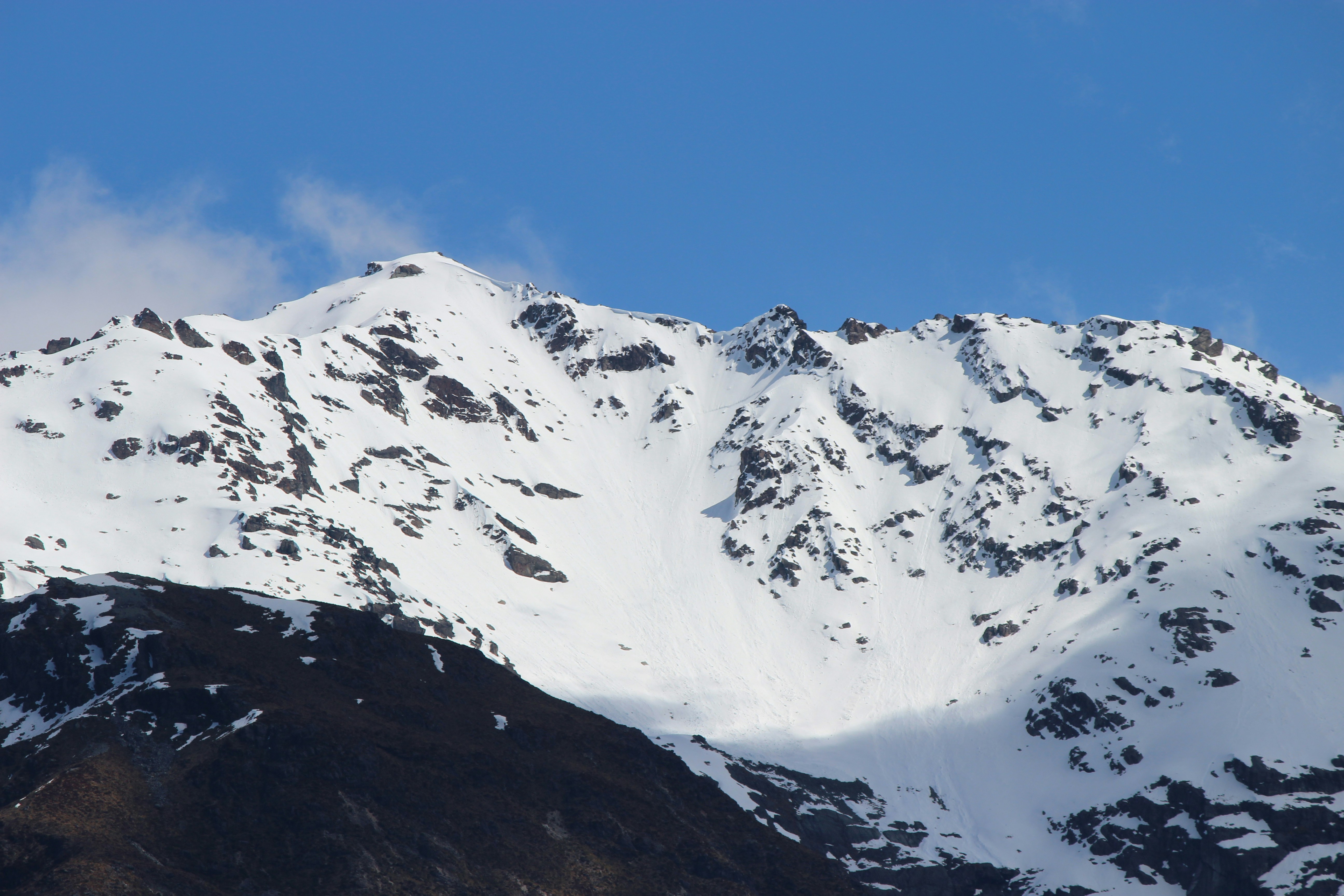 Schneebedeckter Berg unter blauem Himmel tagsüber