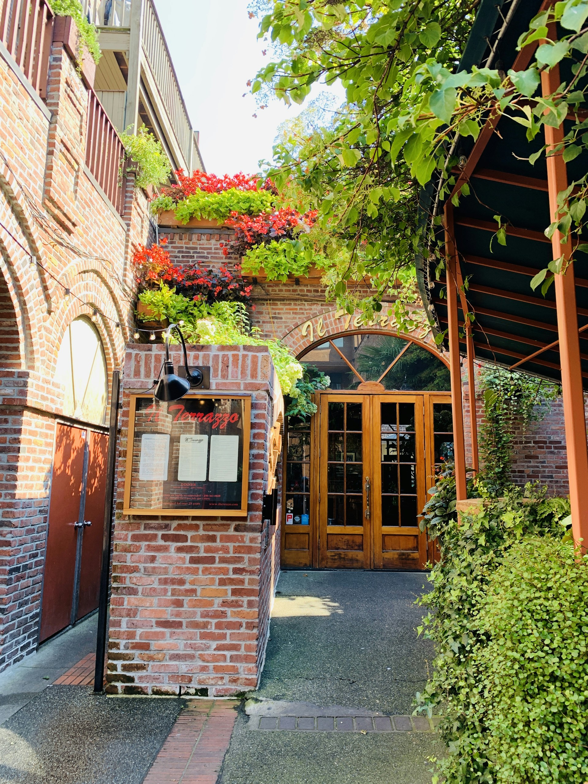 gray computer monitor