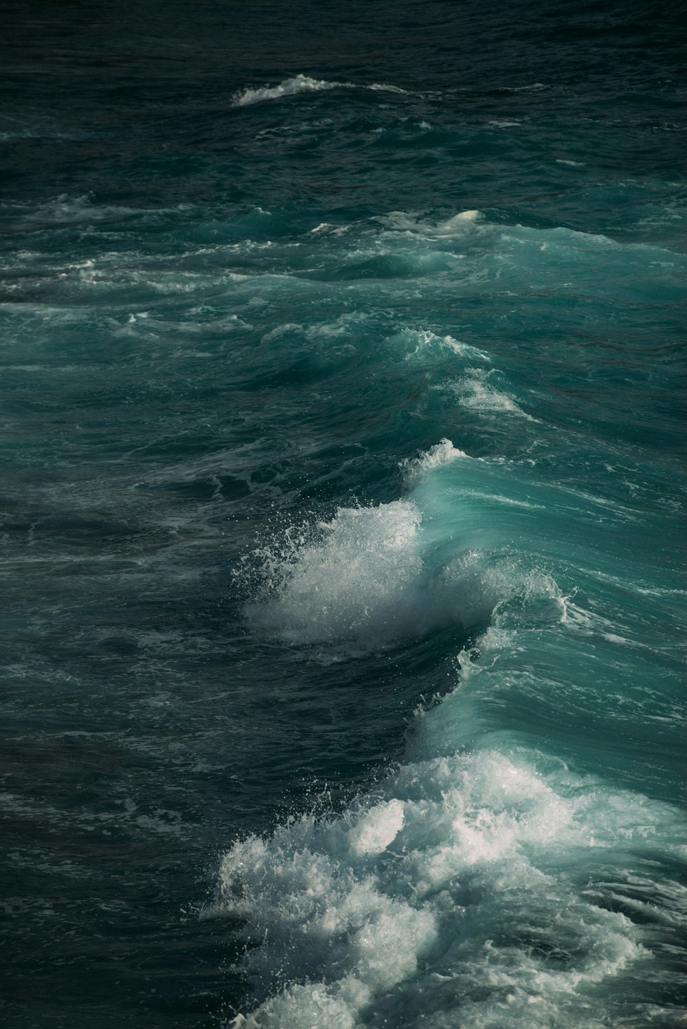 ocean waves crashing on shore during daytime