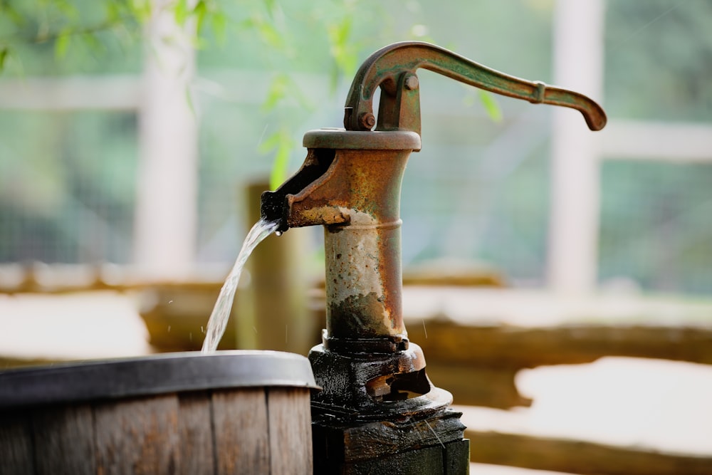 De l’eau s’écoule d’un seau en bois brun