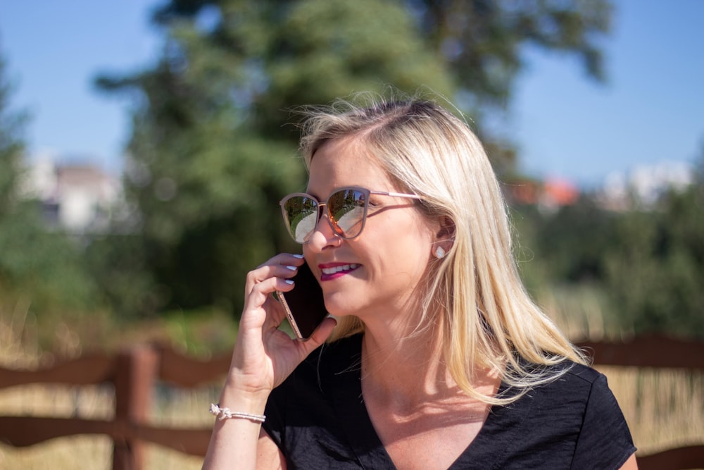 Femme en débardeur noir portant des lunettes à monture noire