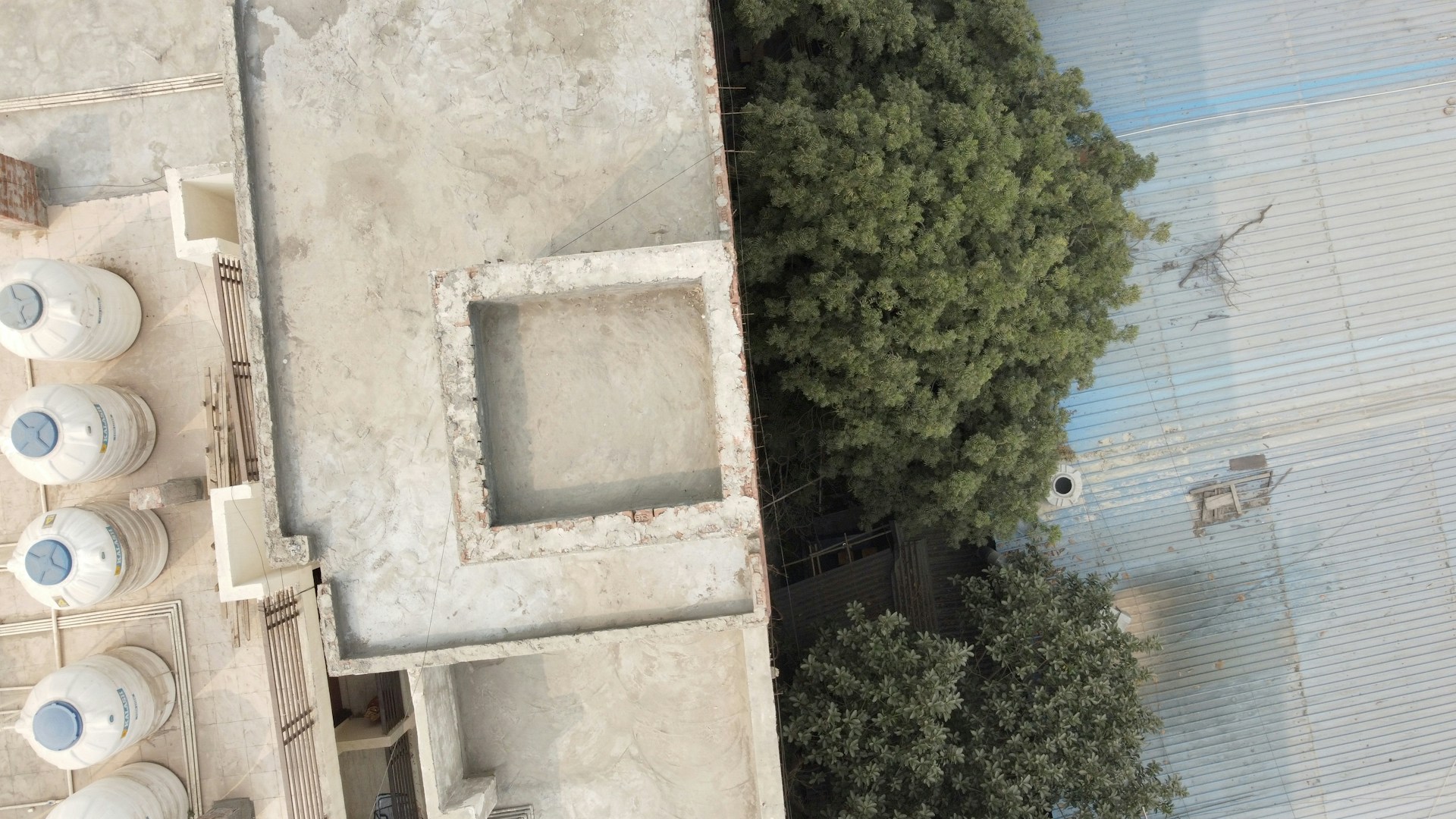 gray computer monitor