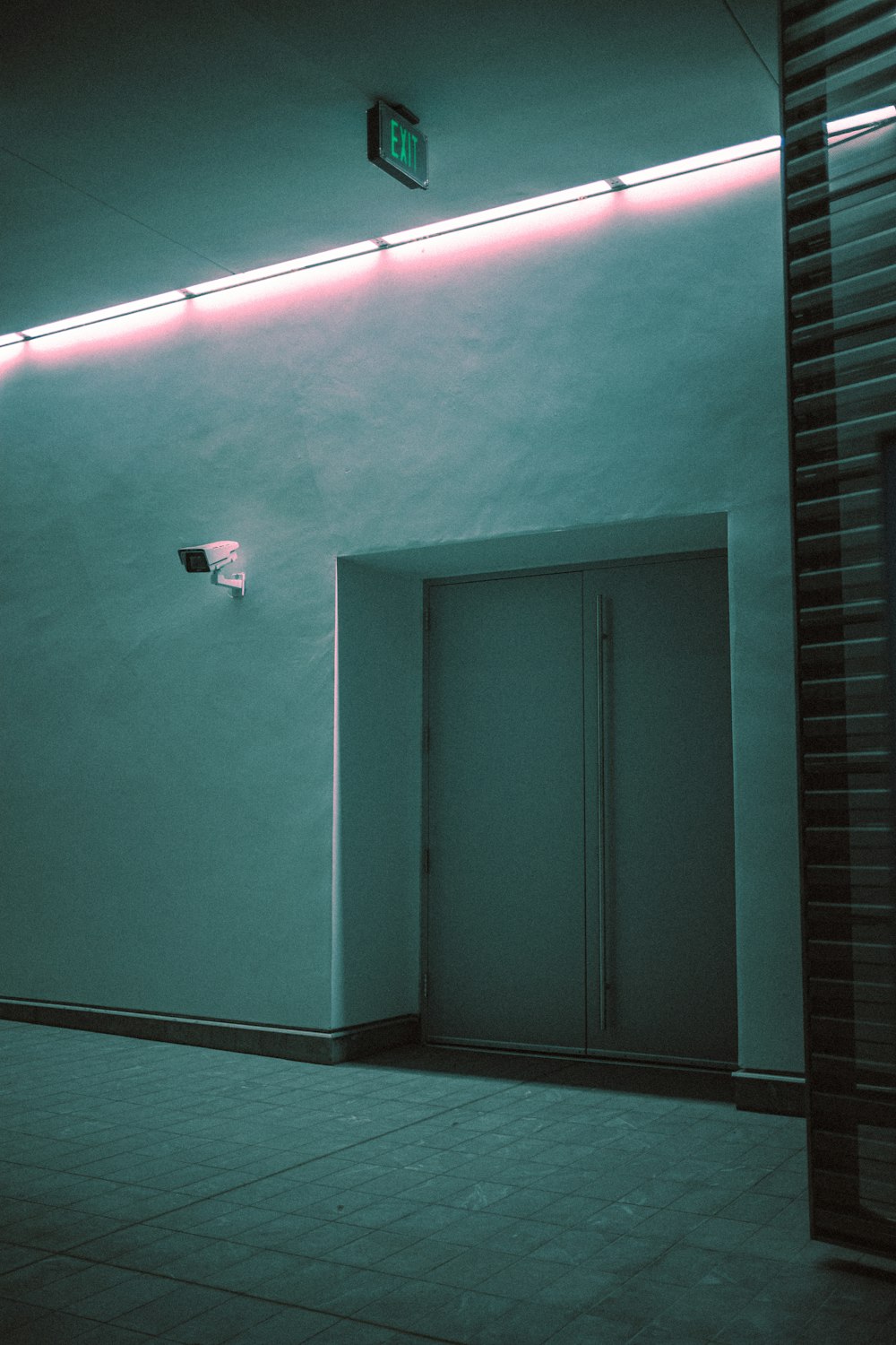 Porte en bois blanc fermée dans la chambre