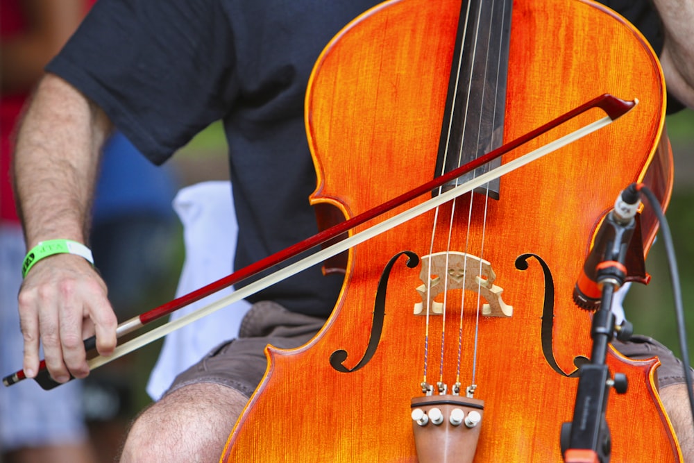 Hombre con camisa negra tocando el violín