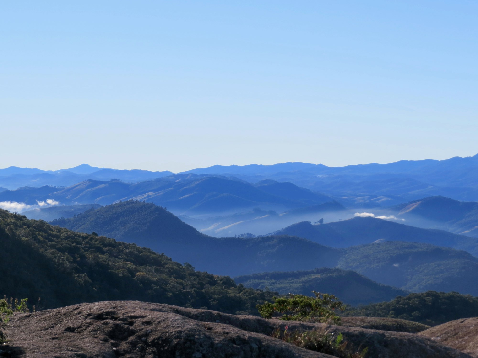 Paisagem montanhosa da Serra do Espinhaço em Minas Gerais ao amanhecer