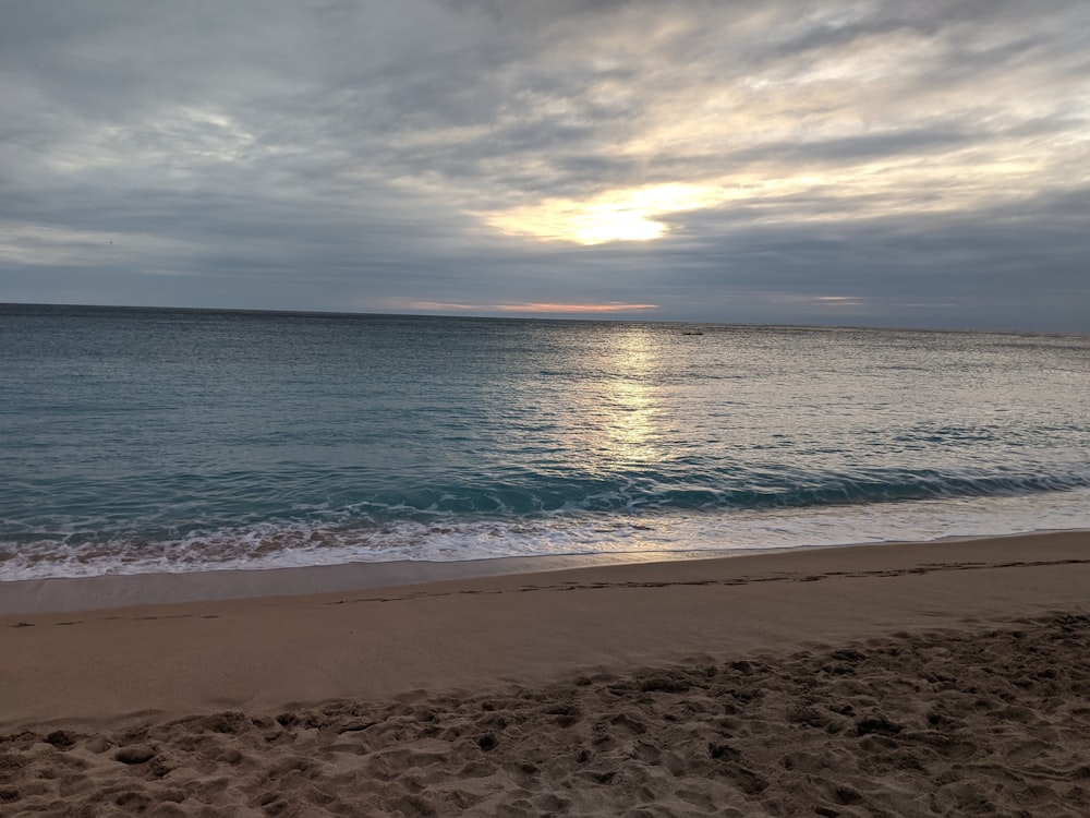 vagues de mer s’écrasant sur le rivage au coucher du soleil