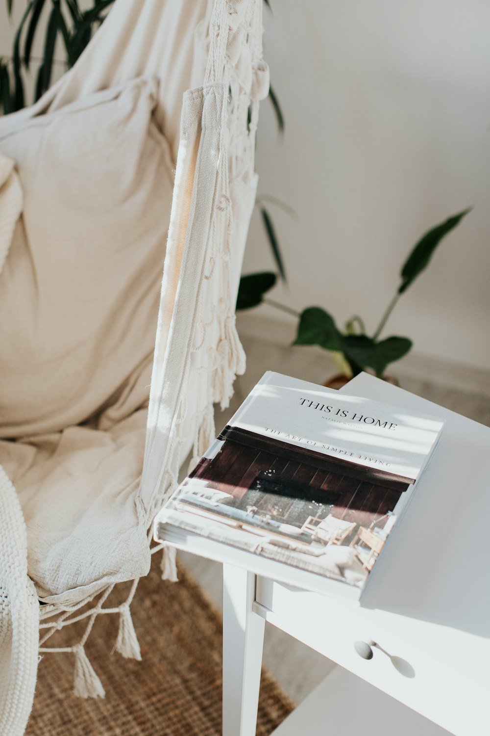 Libro blanco sobre mesa blanca