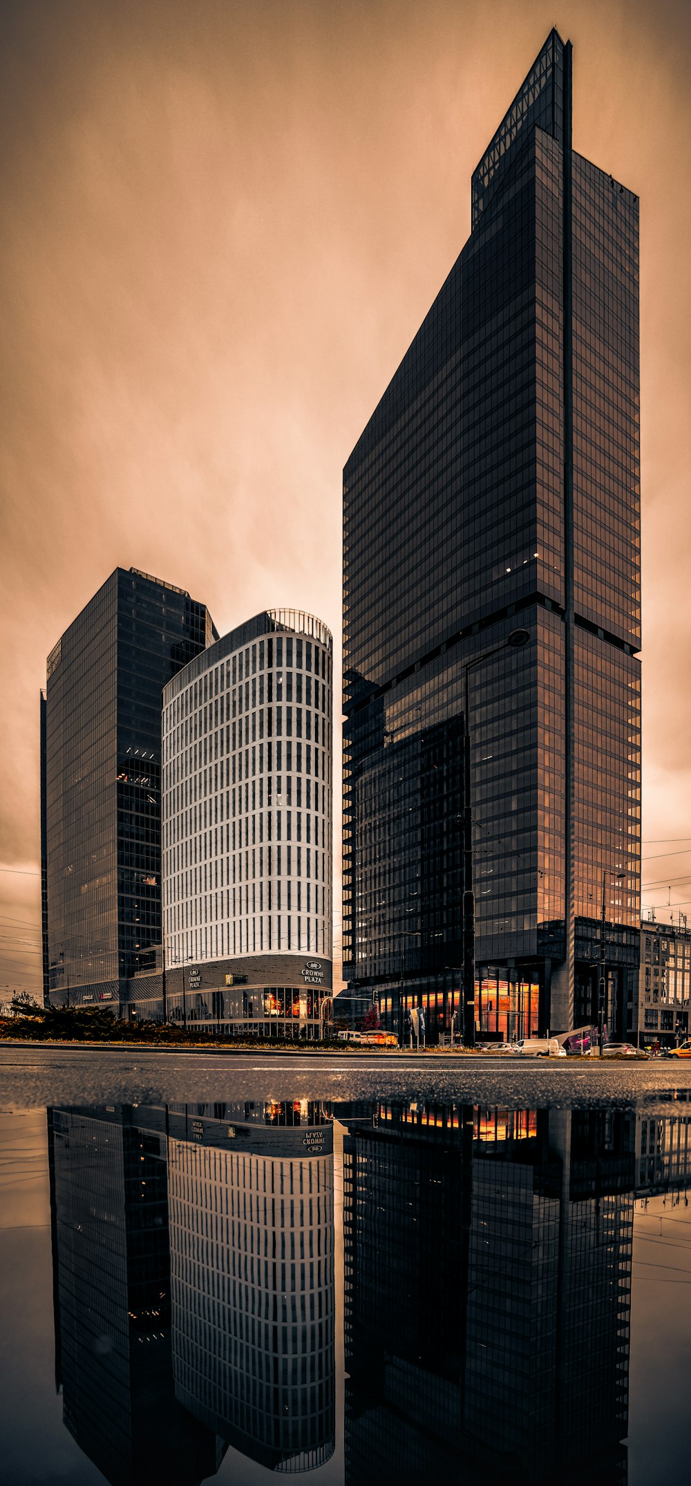 edifício de concreto preto e branco durante o dia