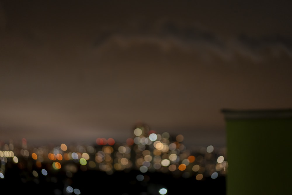 Photographie bokeh des lumières de la ville pendant la nuit