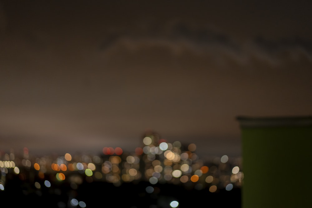 Fotografía bokeh de las luces de la ciudad durante la noche