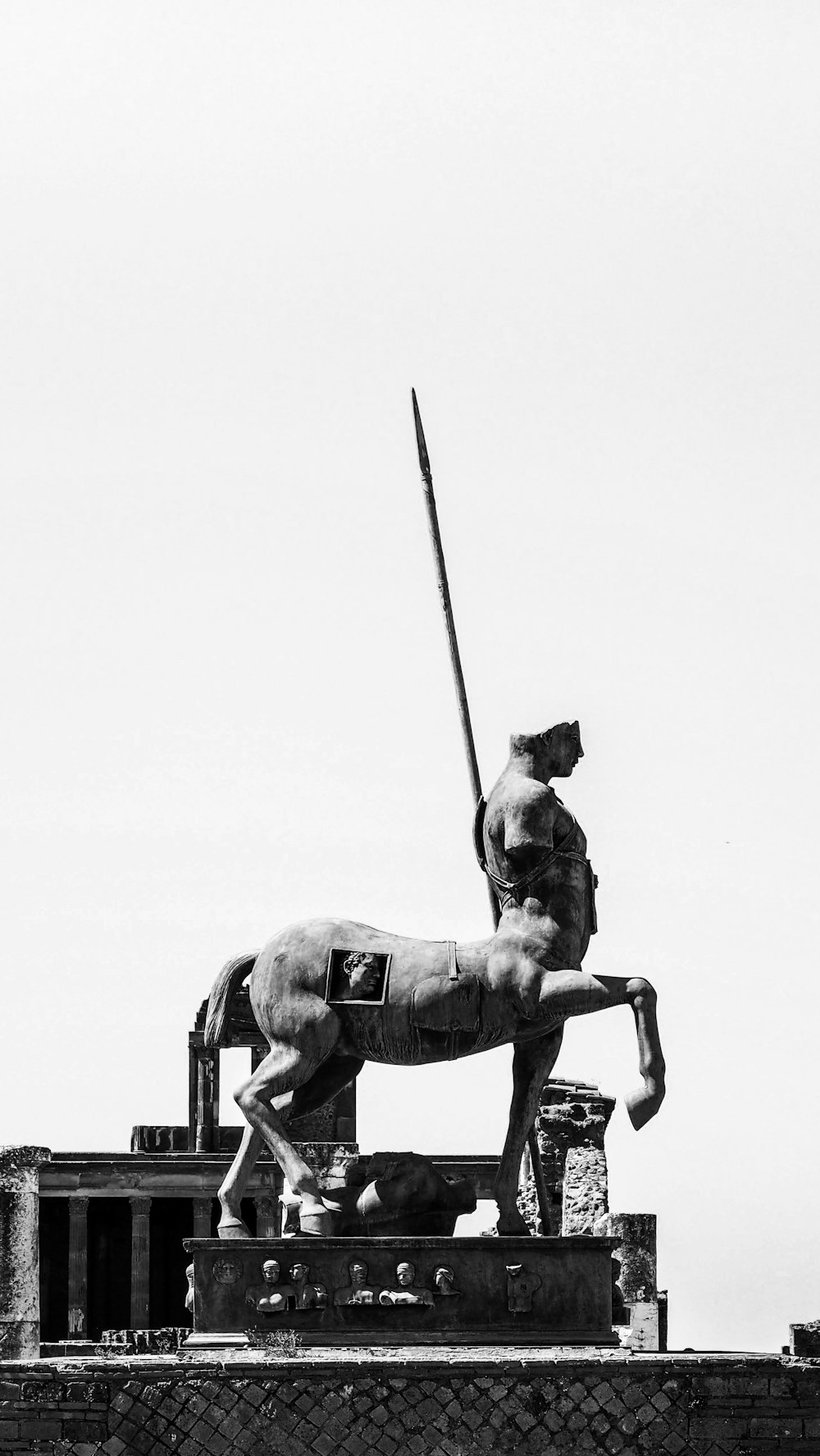 hombre montando en estatua de caballo