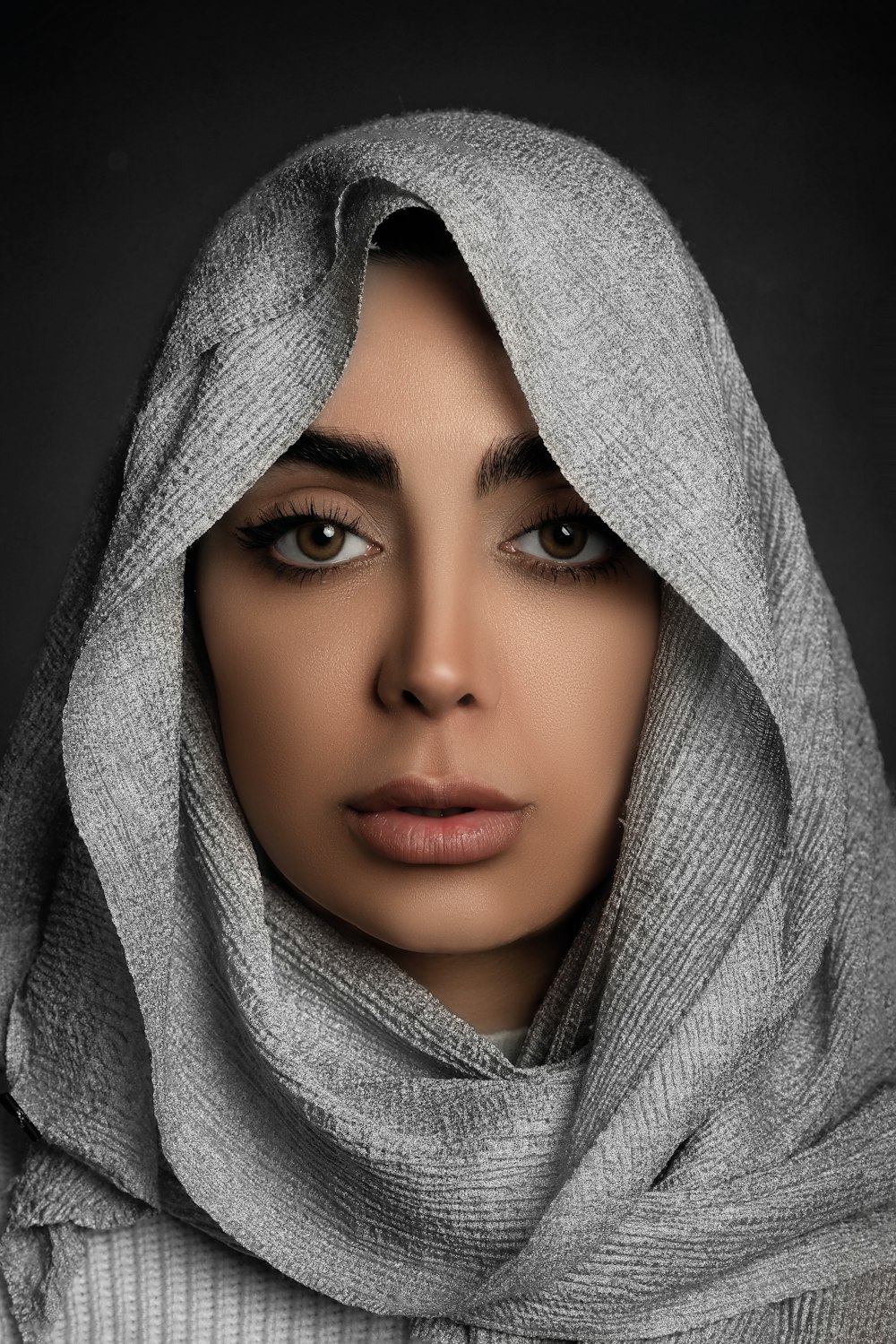 mujer cubierta con tela gris