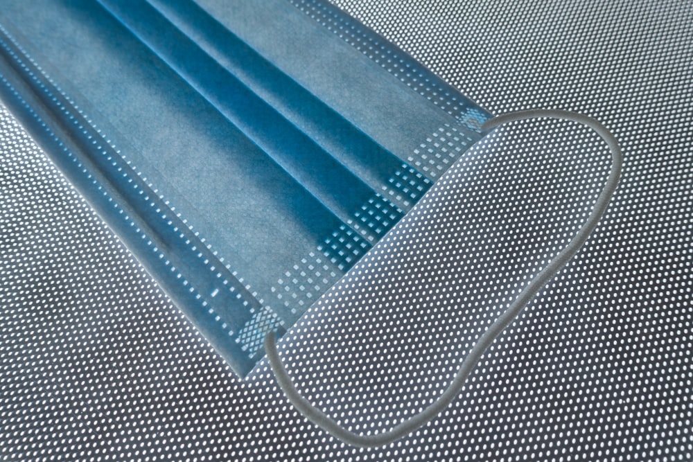 Textile bleu et blanc sur textile à carreaux blanc et noir