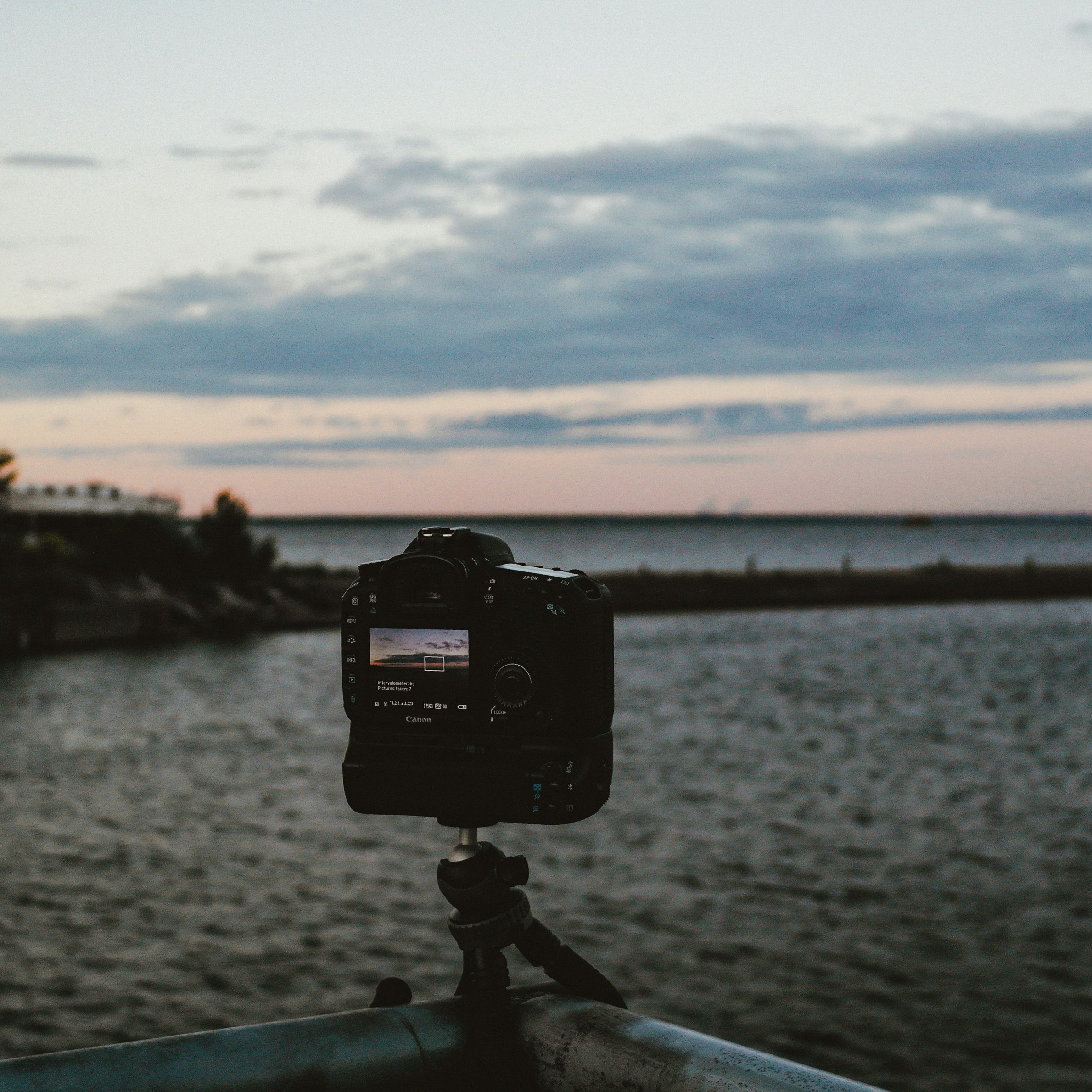 black dslr camera on black tripod