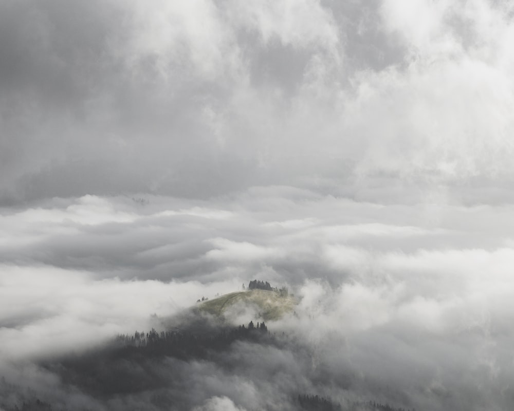 Weiße Wolken und blauer Himmel