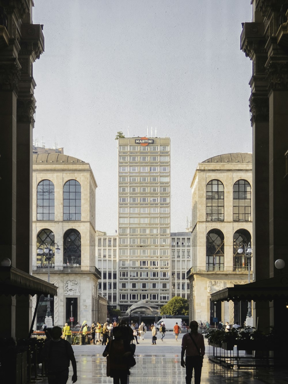 edificio in cemento marrone durante il giorno