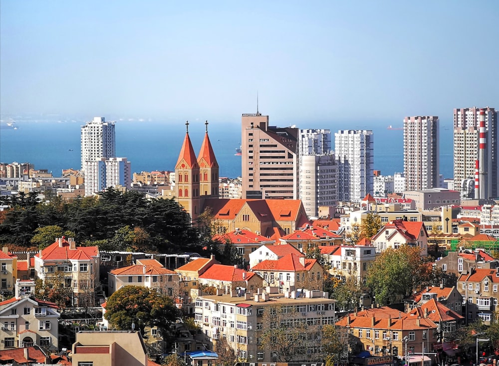 edifícios da cidade sob o céu azul durante o dia