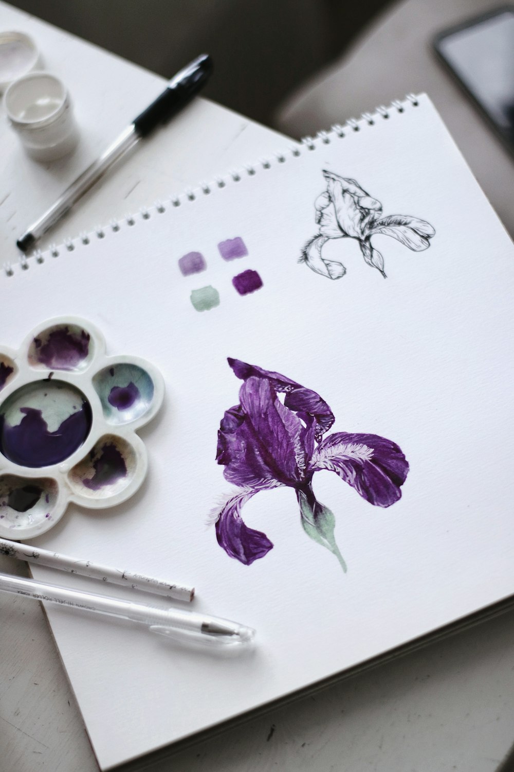 白い紙に描かれた紫色の花