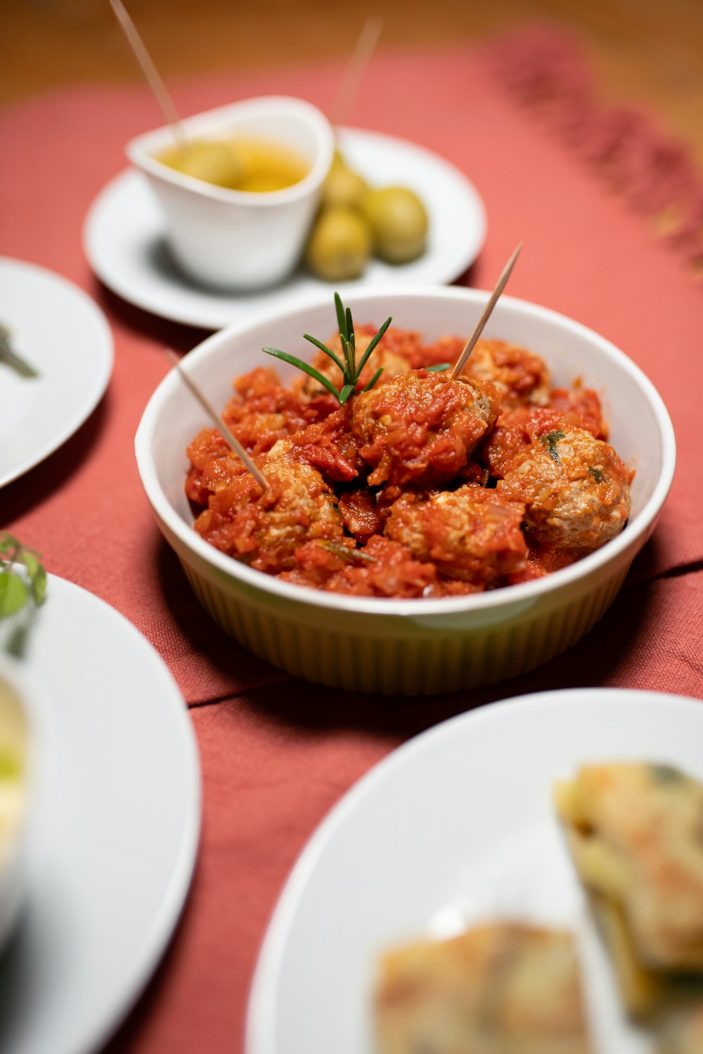 Alimentos cocinados en plato de cerámica blanca